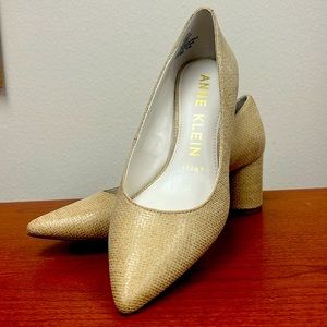 Anne Klein Aknora Tan Block Heels 6 1/2 Excellent Condition